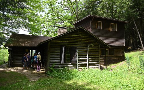 Children touring the chestnut cabin 2024